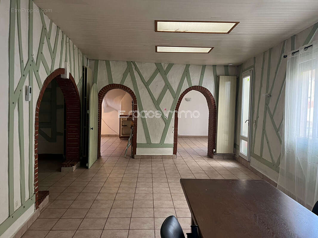 Commerce à DEVILLE-LES-ROUEN