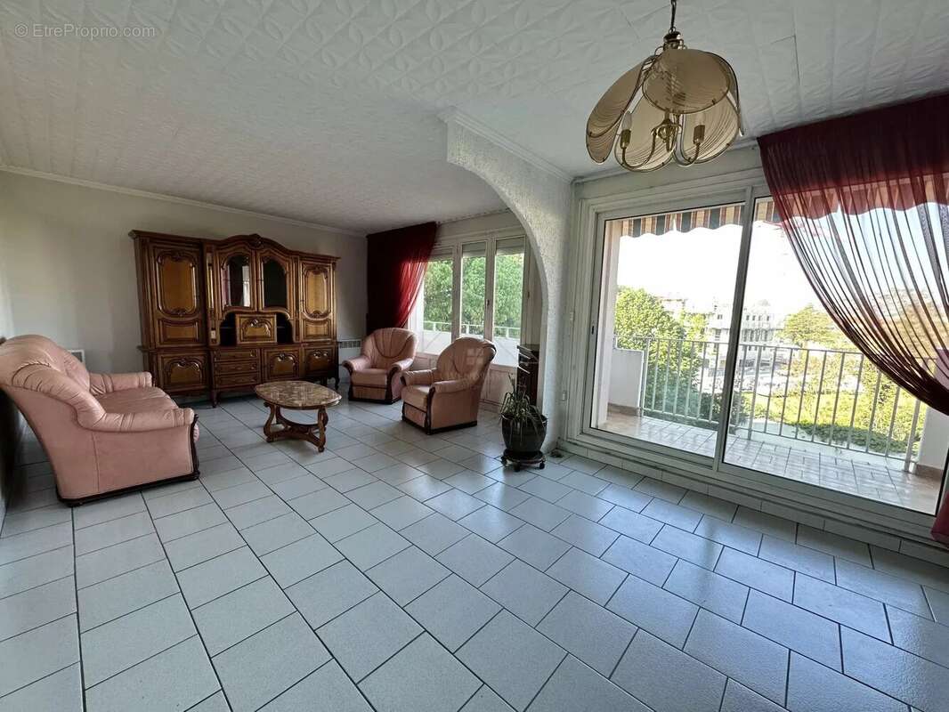 Appartement à MEYZIEU