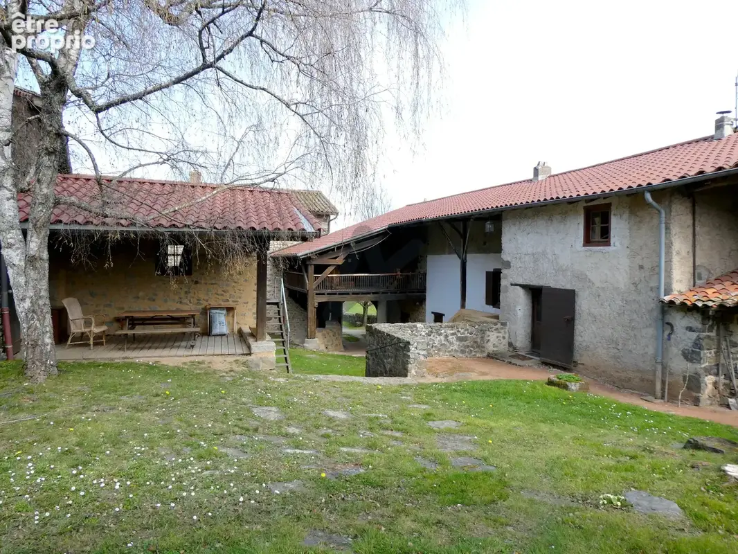 Un cachet et une situation hors du commun pour cette magnifique ferme des Monts du Lyonnais. - photo 22