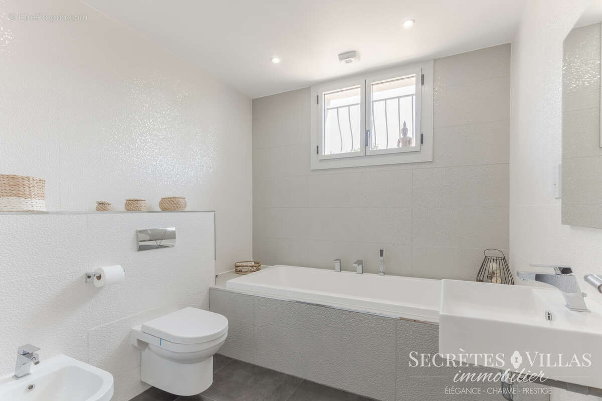 Maison à FARGUES-SAINT-HILAIRE