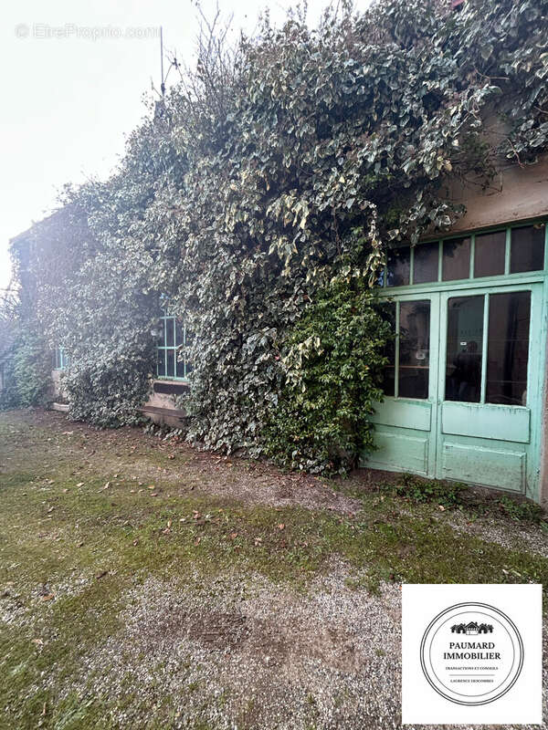 atelier de 100 M2 environ - Maison à GRANGES-LES-BEAUMONT