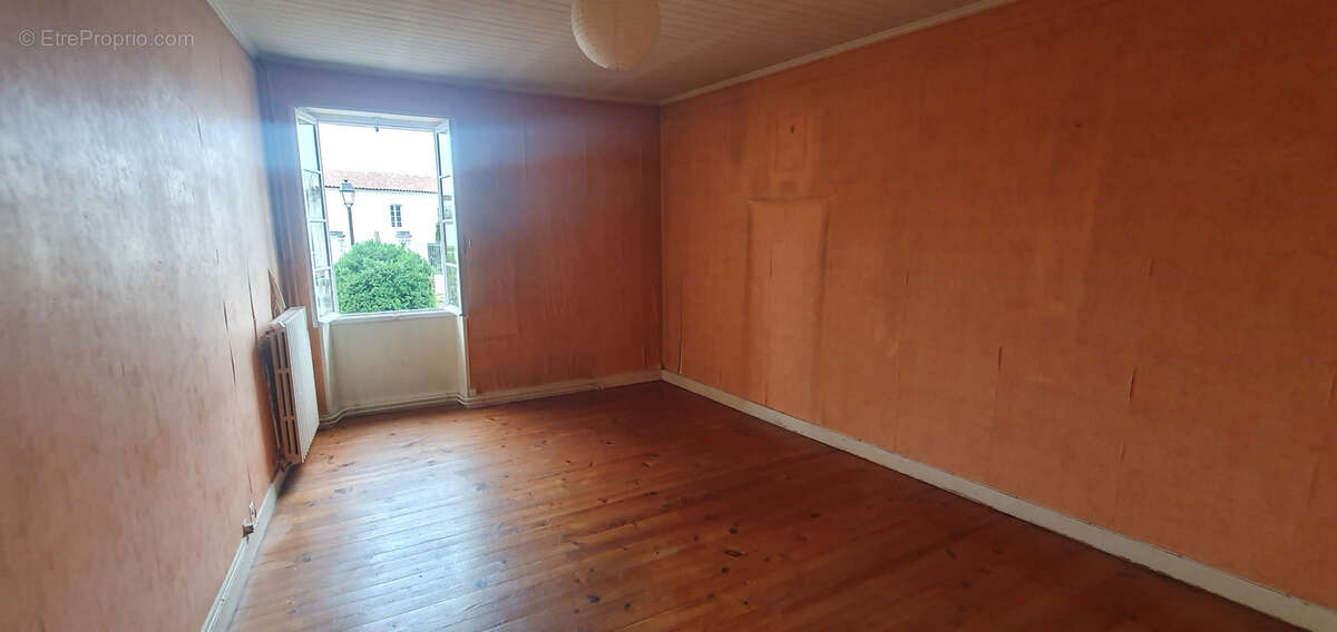 Maison à SAINT-MEME-LES-CARRIERES