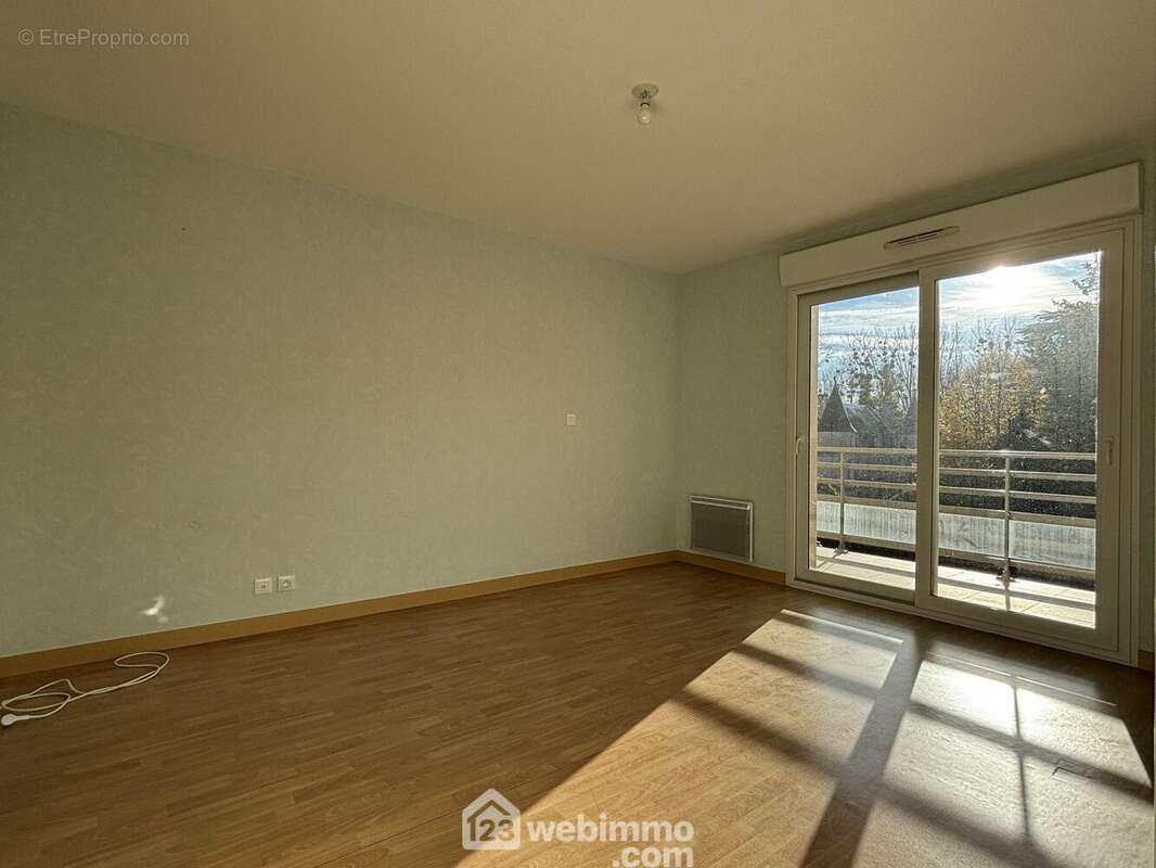 Attenante, la suite parentale comprend une chambre de 15 m2, - Appartement à CHASSENEUIL-DU-POITOU