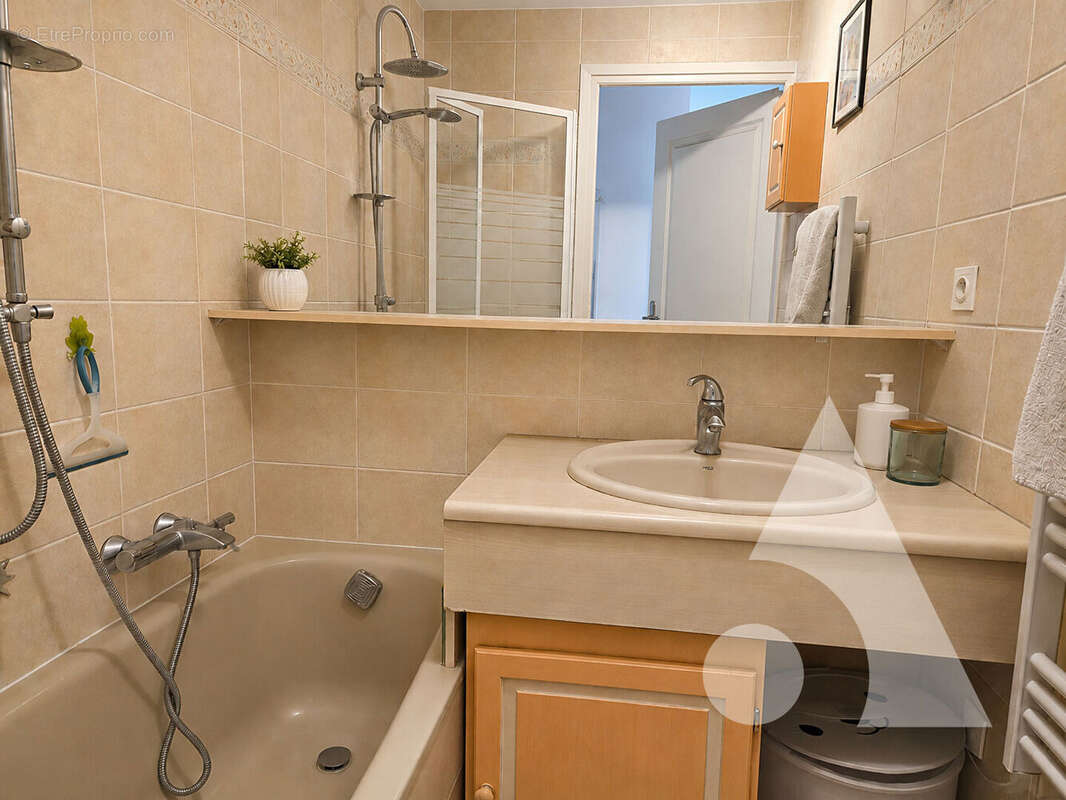 Appartement  t2 bis d'env. 46m² env.  - port frejus ii avec garage - photo 8