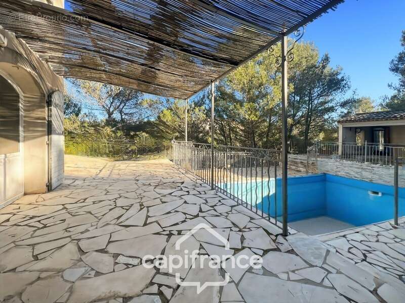 Domaine et Golf de Pont Royal, belle  propriété de 290 m2 établie sur un terrain de 2600 m2, cinq chambres, un bureau, piscine,  - photo 28
