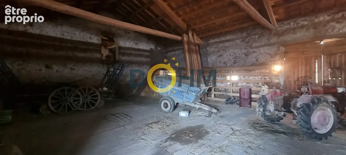 Corps de ferme avec 4 715 m2 de terrain clos, vue panoramique et plus de 480 m2 de dépendances - photo 10