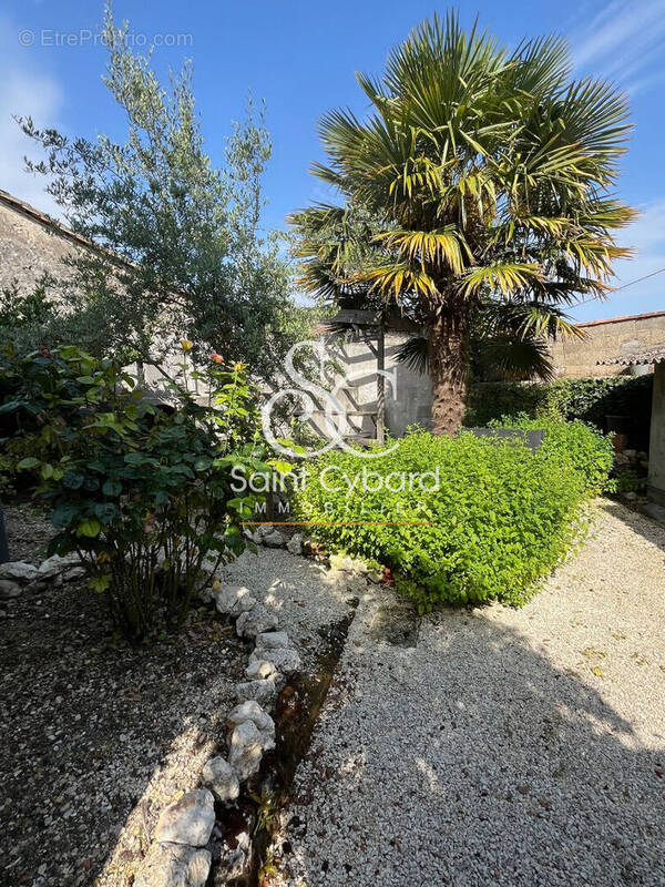 Maison à ROULLET-SAINT-ESTEPHE