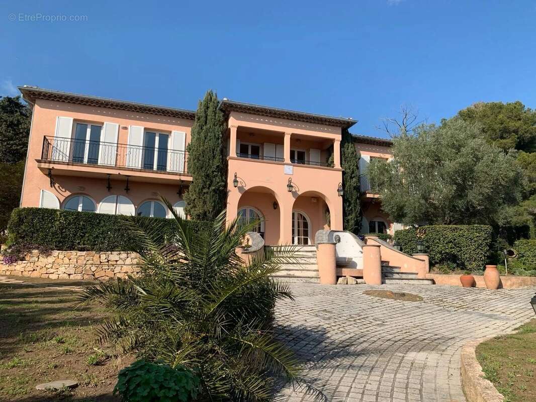 Maison à LES ISSAMBRES