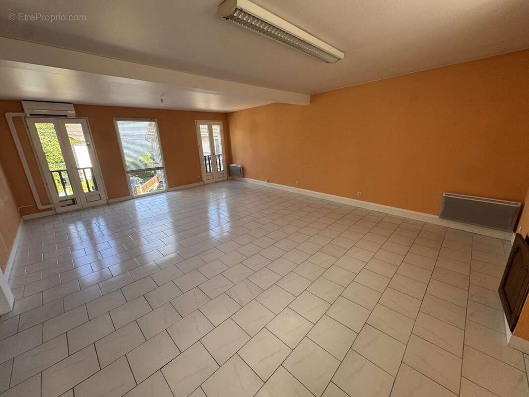 Commerce 153 m² à Les Clayes-Sous-Bois  - photo 3