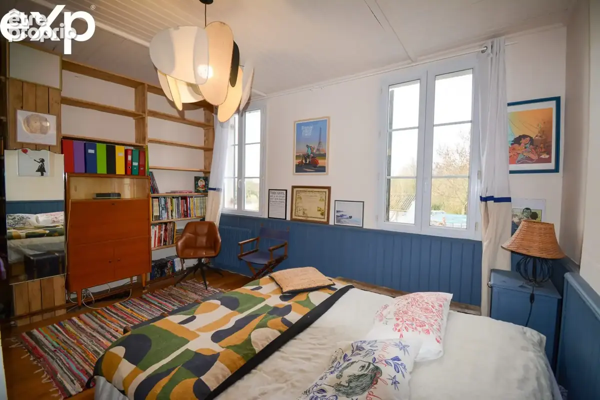 Une grande chambre lumineuse