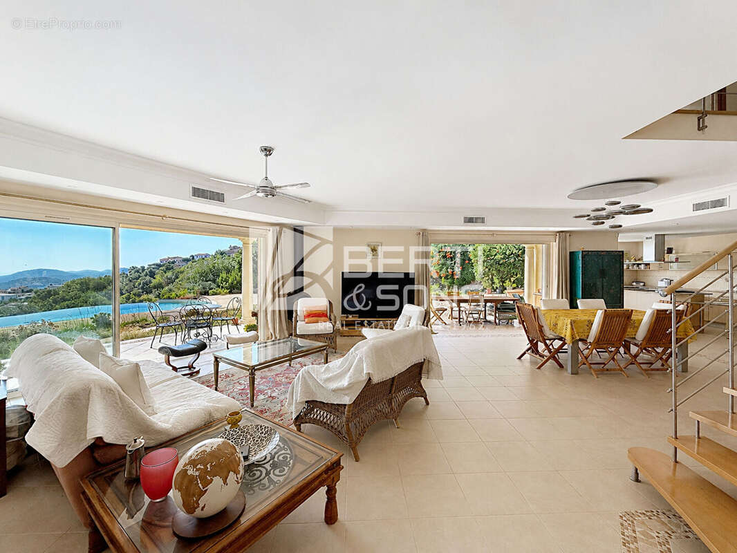 DOMAINE SECURISÉ - Villa 5 pièces de 211 m² avec vue mer panoramique - photo 5