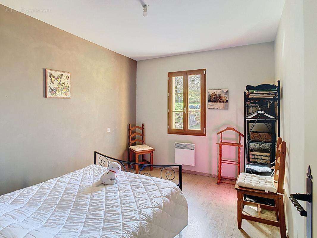 Ensemble contemporain avec maison principale, gîte indépendant, piscine chauffée et vaste terrain - photo 15