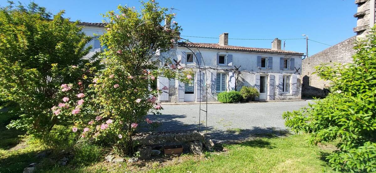 Maison à SAINT-GEORGES-DE-LONGUEPIERRE