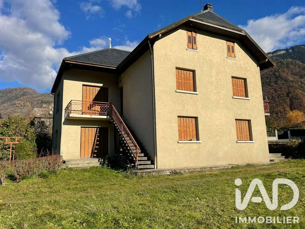 Maison 260 m² à Saint-Avre  - photo 2
