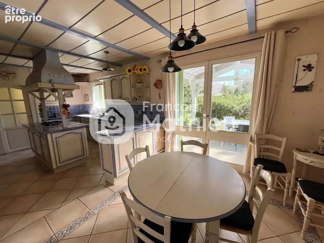 Chalamont : Jolie maison traditionnelle 350m2 hab + dépendances - piscine et terrain de 3 hectares - photo 8