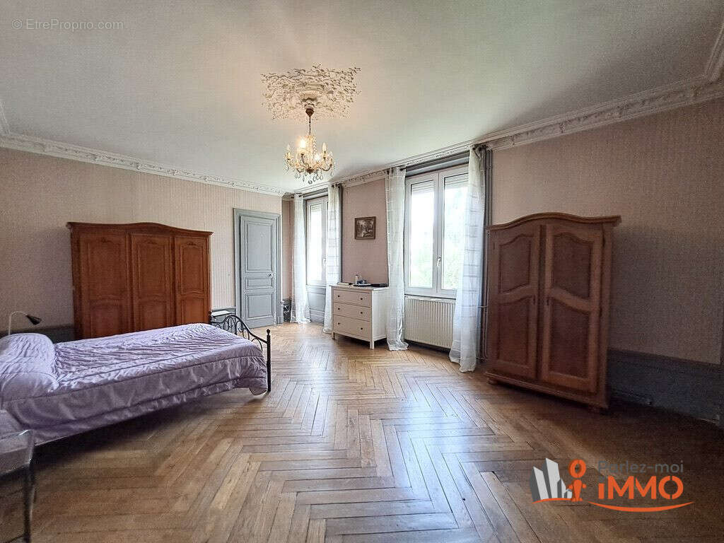 Maison 271 m² à Saint-Etienne  - photo 5