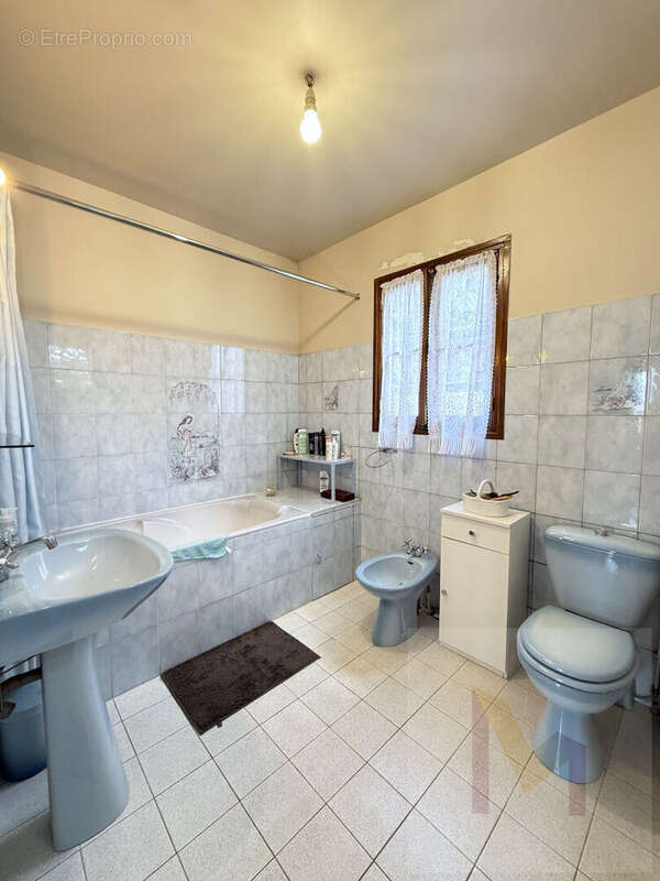 Maison avec garage, jardin sur 590 m² de terrain. - photo 9