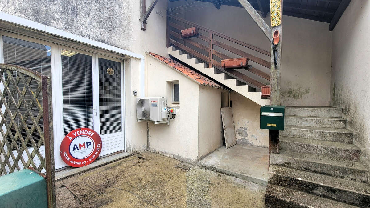 Local + Appartement à Vendre sur Jallais entre Beaupréau et Chemillé ! - photo 3