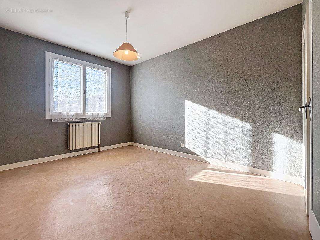 Maison à SAINT-JEAN-DE-MUZOLS