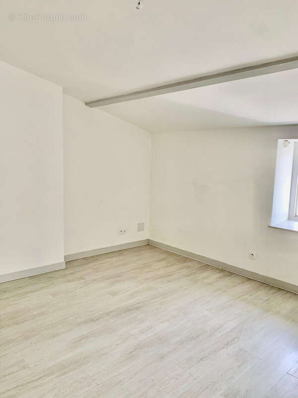 Maison de bourg / 2 ch + cour + dépendance - photo 5