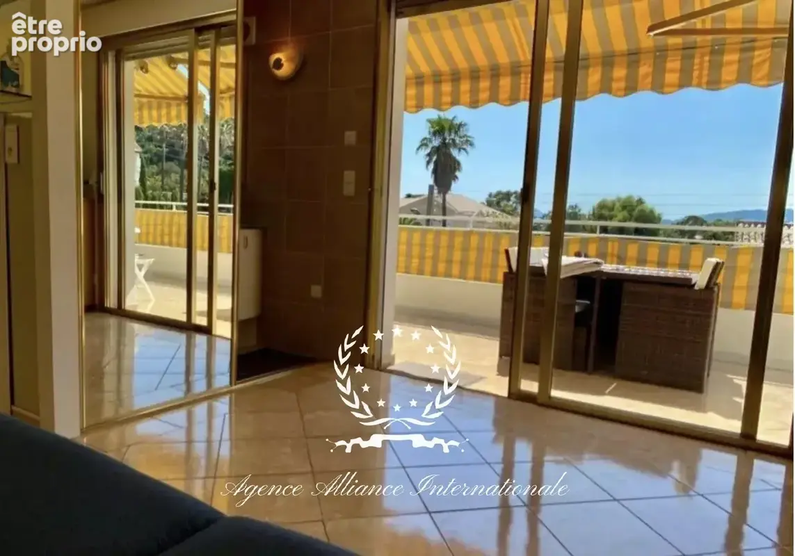 dernier étage - Magnifique studio + 20m2 de Terrasse - photo 2