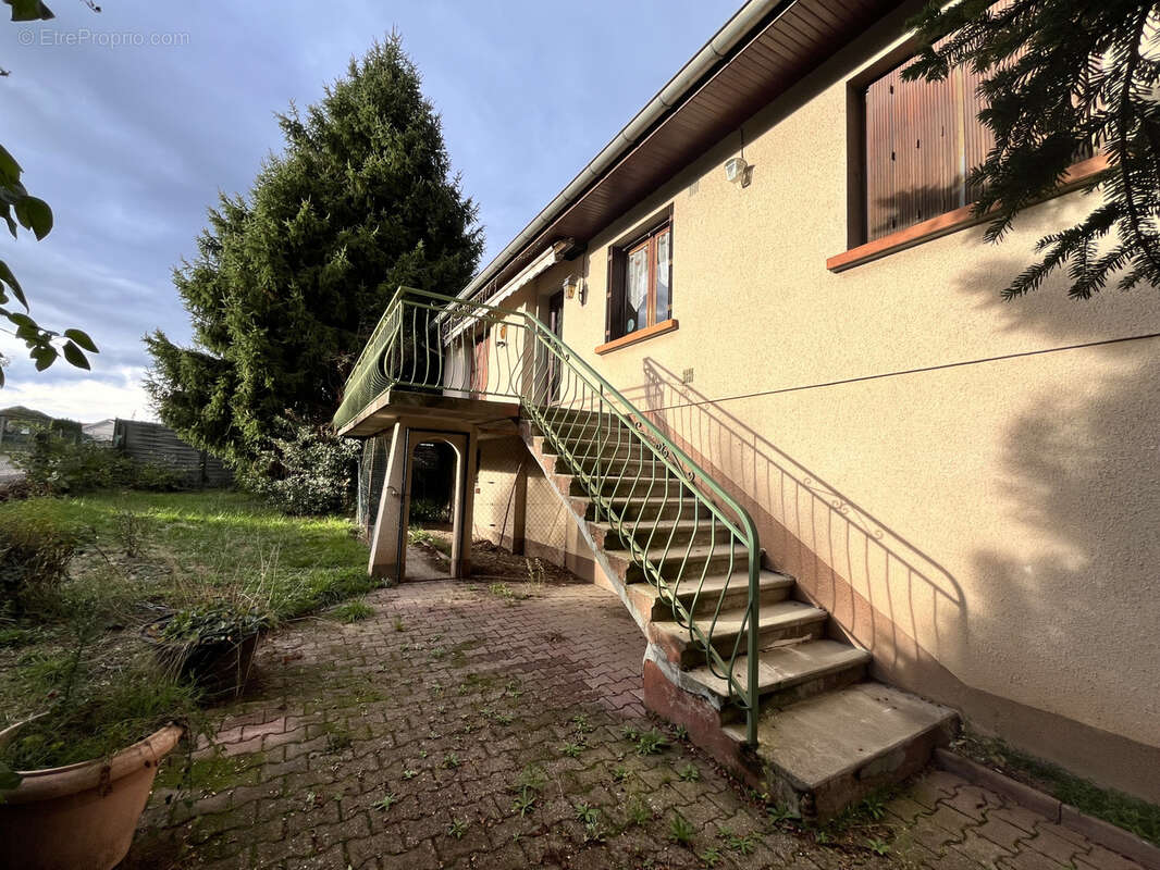 Maison à CHAZELLES-SUR-LYON