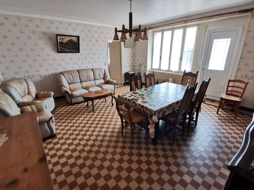 Maison à LES LANDES-GENUSSON