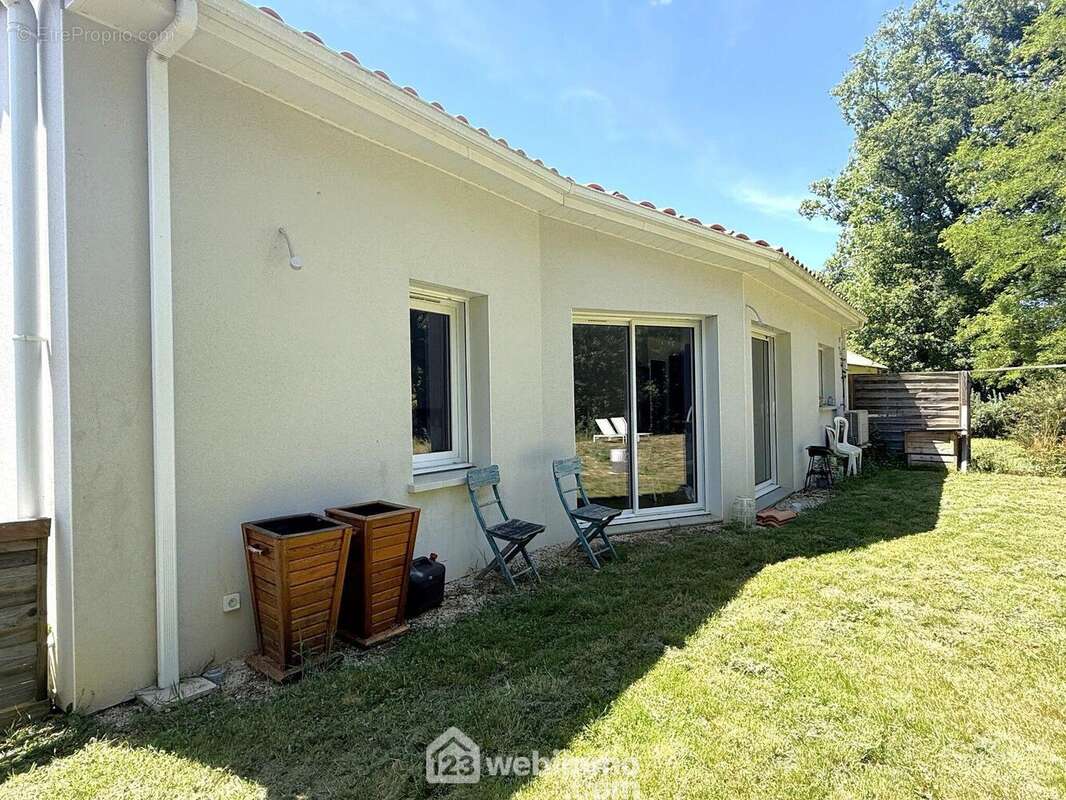 Avec accès direct au jardin, - Maison à BIARD
