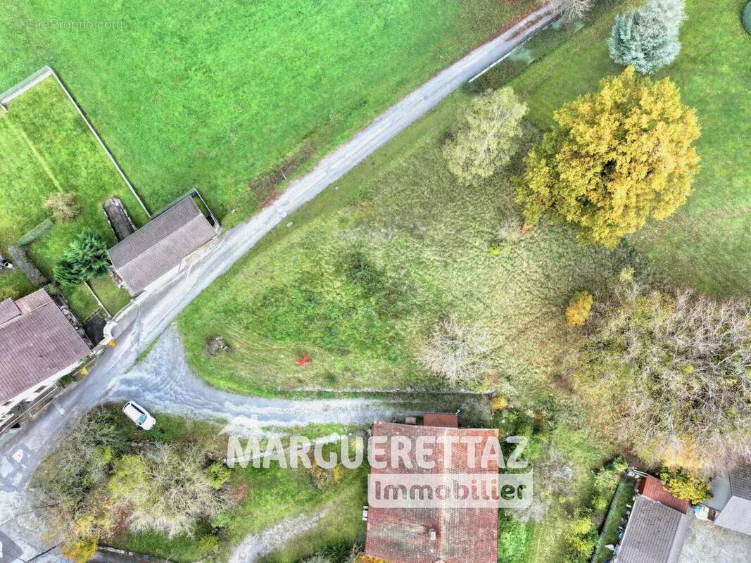 Terrain à LA TOUR