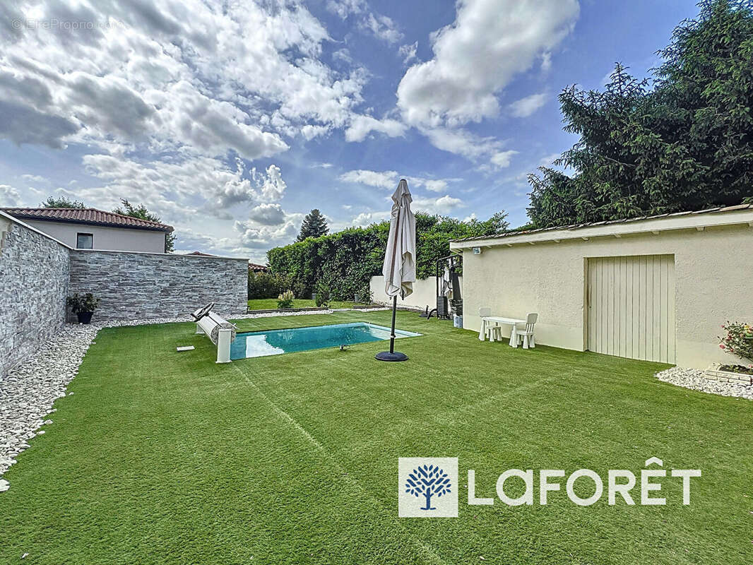 Parcieux, maison familiale avec piscine et vue dégagée - photo 13