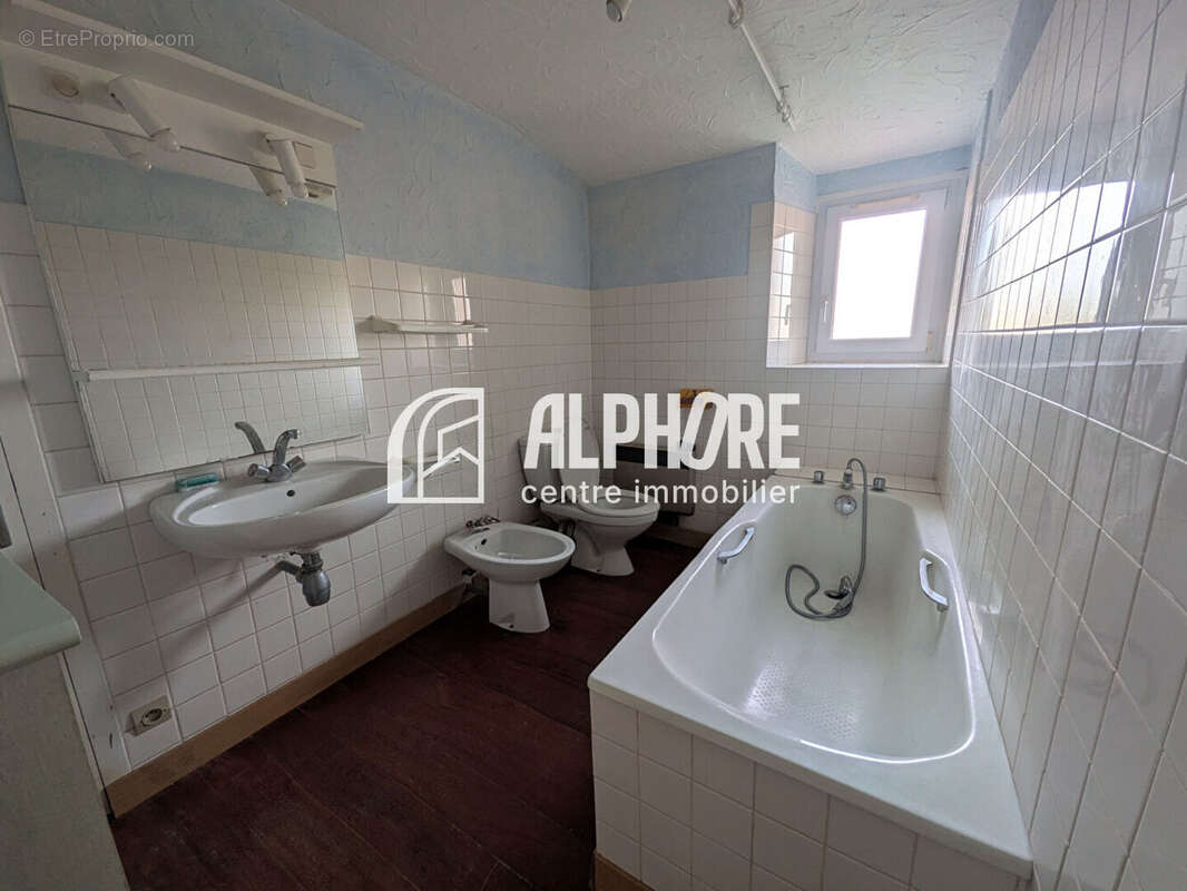 Maison à LA SALLE-DE-VIHIERS