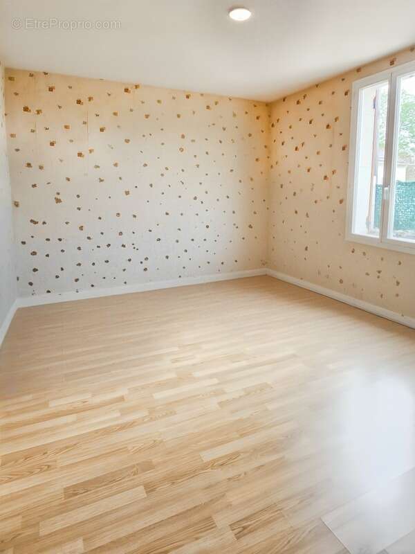 Maison à SAINT-MEDARD-DE-GUIZIERES