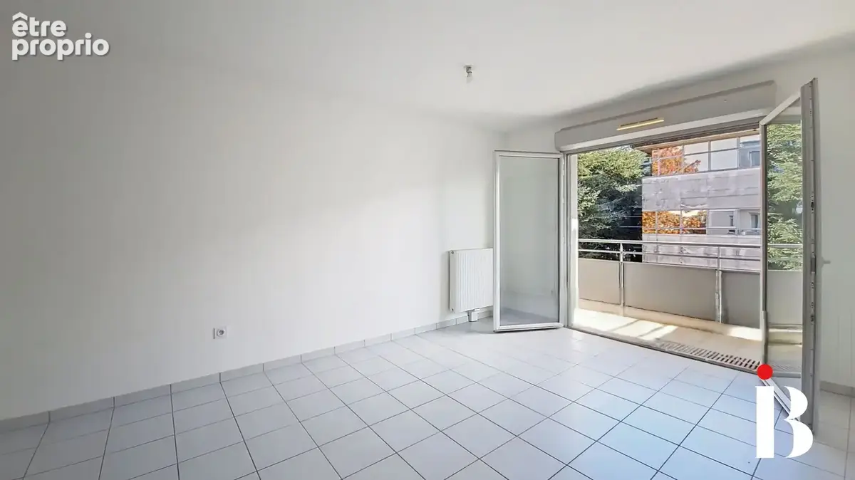 À Vendre T2 avec balcon , parking , ascenseur Résidence récente BEAUSEJOUR / LONGCHAMP - photo 2