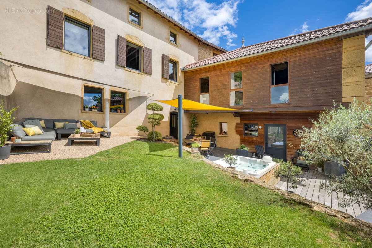 BEAUJOLAIS PIERRES DOREES, MAISON DE 233 M2 HAB, 3 chambres, bureau, terrain clos, Vue - photo 2