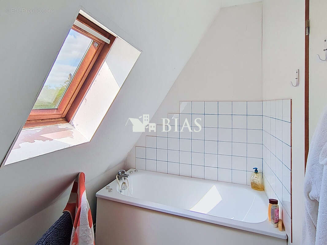 Maison 87 m² à Saint-Denis-Des-Monts  - photo 9
