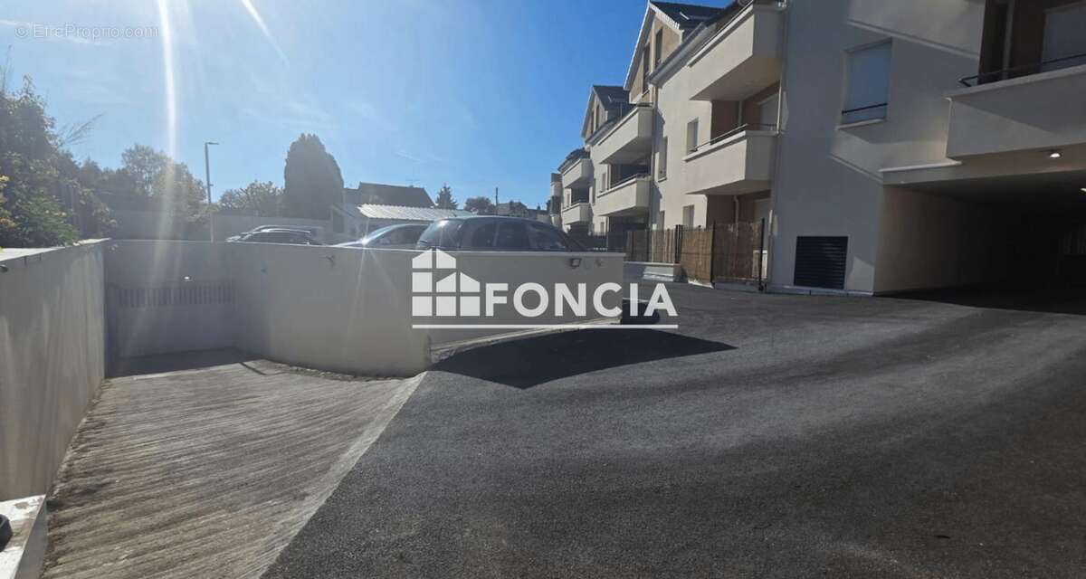 Parking à LOUVRES