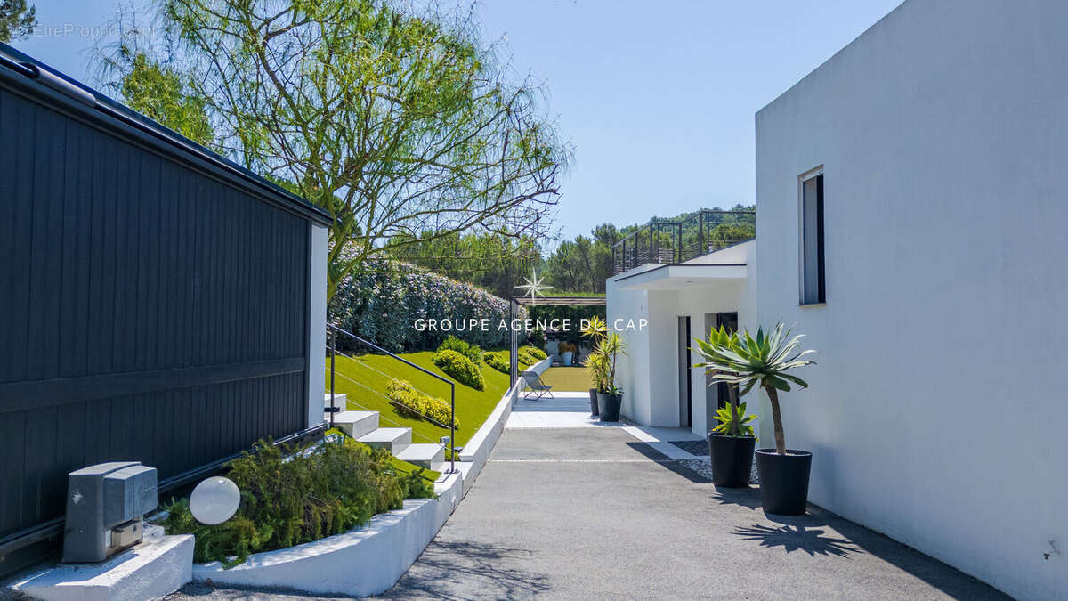 Villa contemporaine valescure  avec piscine garage et depandances - photo 18