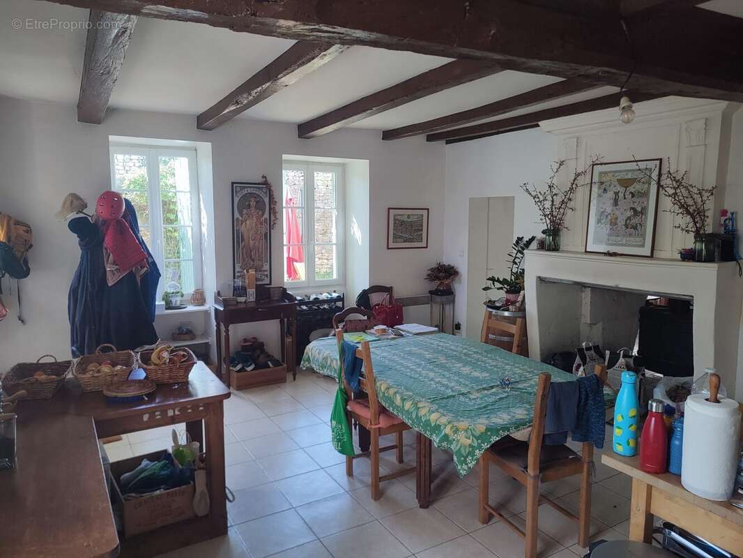 Maison à NIEUL-LE-VIROUIL