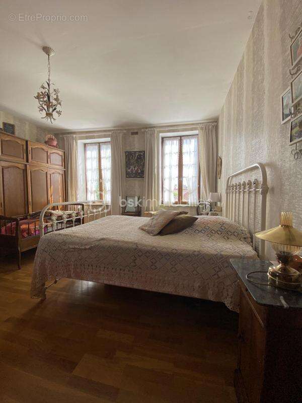 Antoine Rafart BSK Immobilier vous présente cette très belle maison de famille de 195 m2 habitables, 4 chambres, 800 m2 de terra - photo 10
