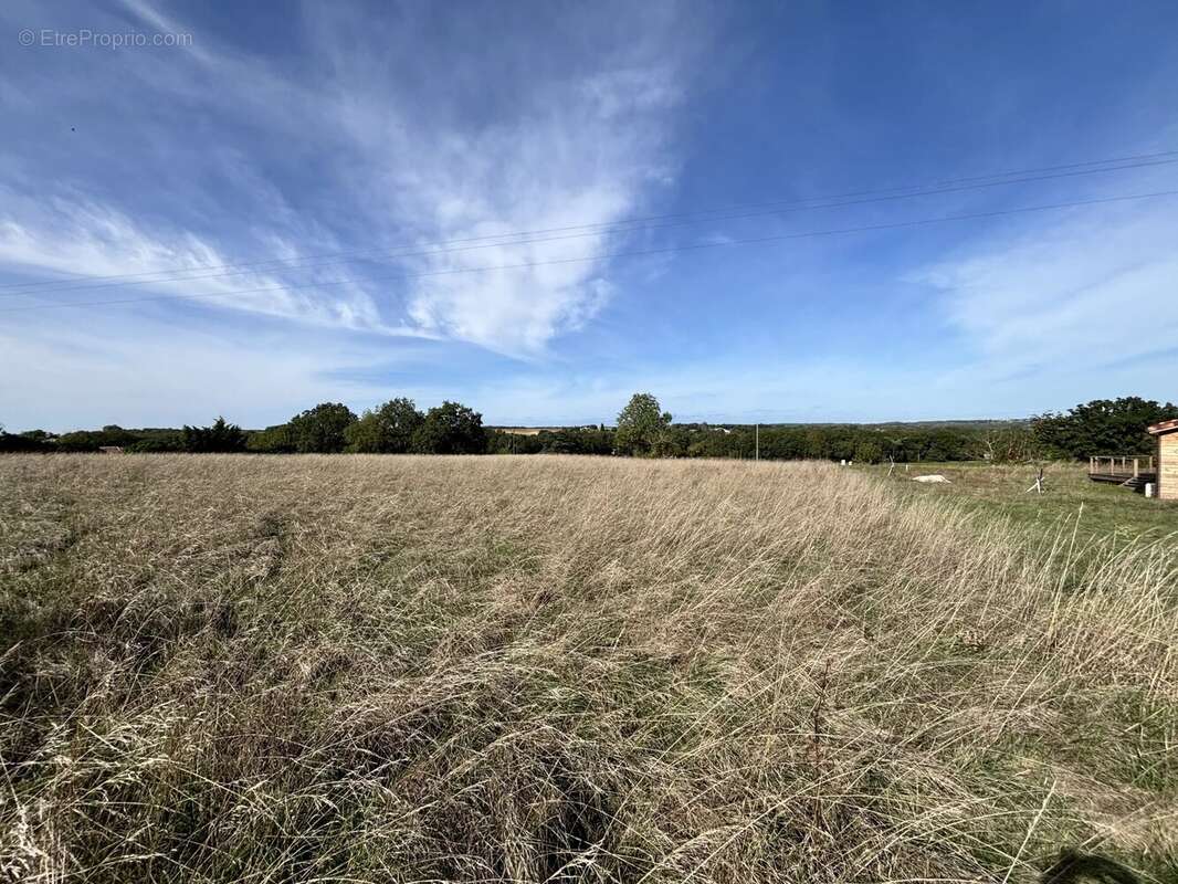 Terrain constructible avec vue dégagée à 200 m du centre de Roquecor - photo 2