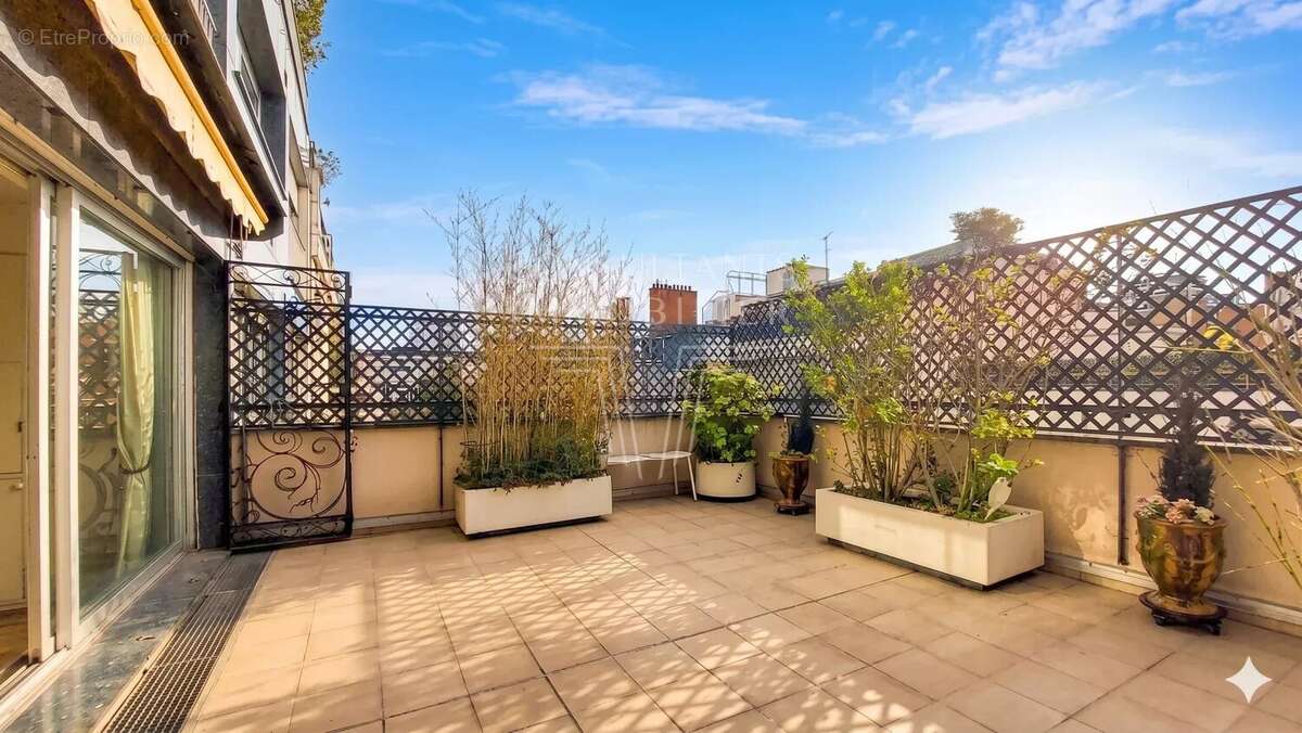 Appartement à PARIS-16E