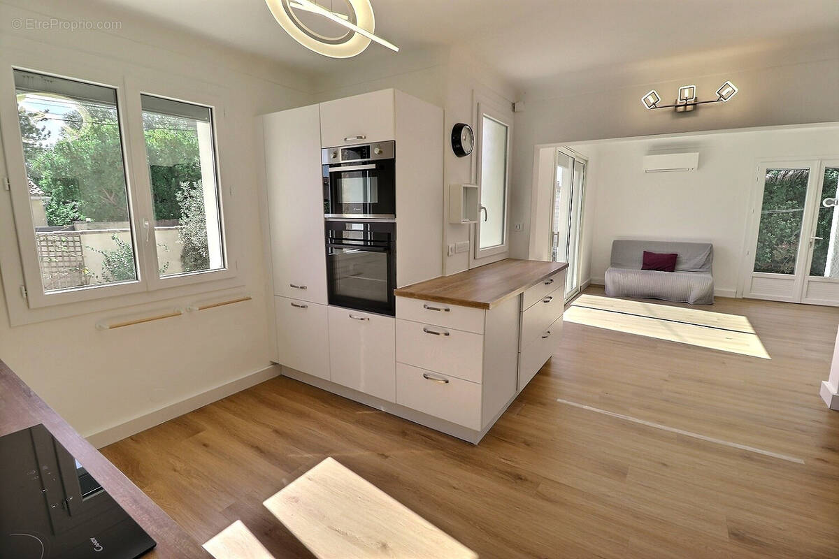 Maison à ENTRAIGUES-SUR-LA-SORGUE