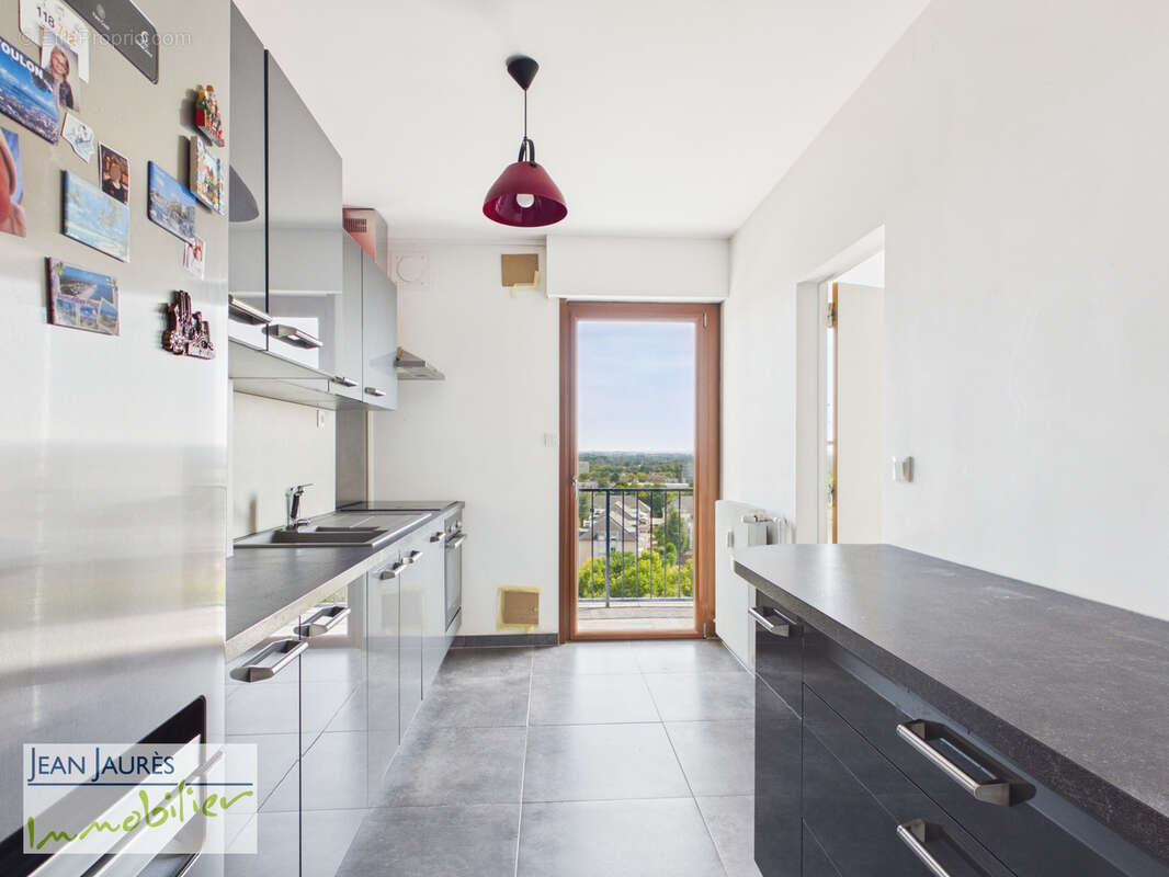 Appartement rénové avec vue panoramique traversante   Lumineux, climatisé et idéalement situé - photo 5