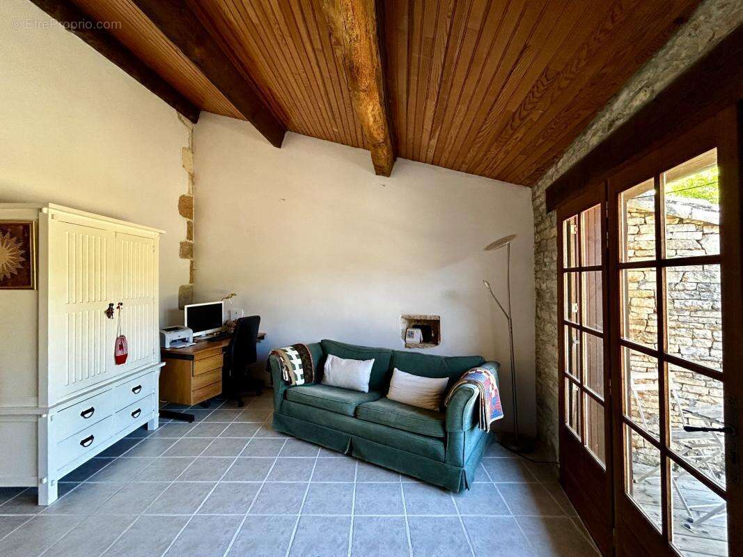 Authentique corps de ferme en pierre piscine et double garag - photo 10