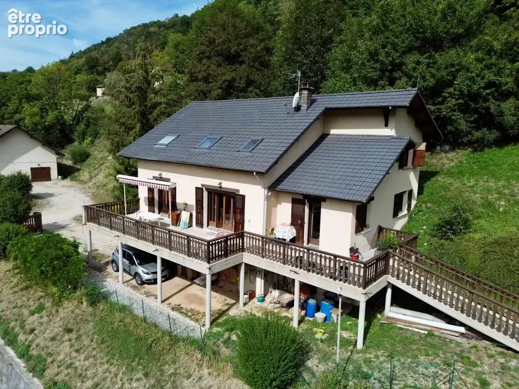 Grande maison familiale à vendre – 5 chambres – 190 m² – Terrain de 2 125 m² – Saint-Bueil - photo 2