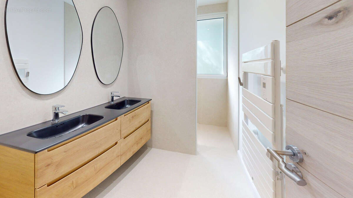 Maison à SAINT-CLEMENT-DE-RIVIERE