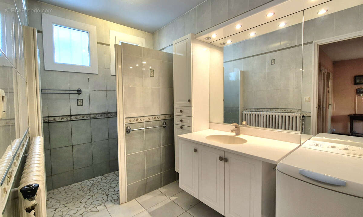 Maison à CHARMES-SUR-L&#039;HERBASSE