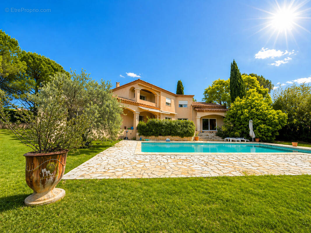 Maison à SAINT-CLEMENT-DE-RIVIERE