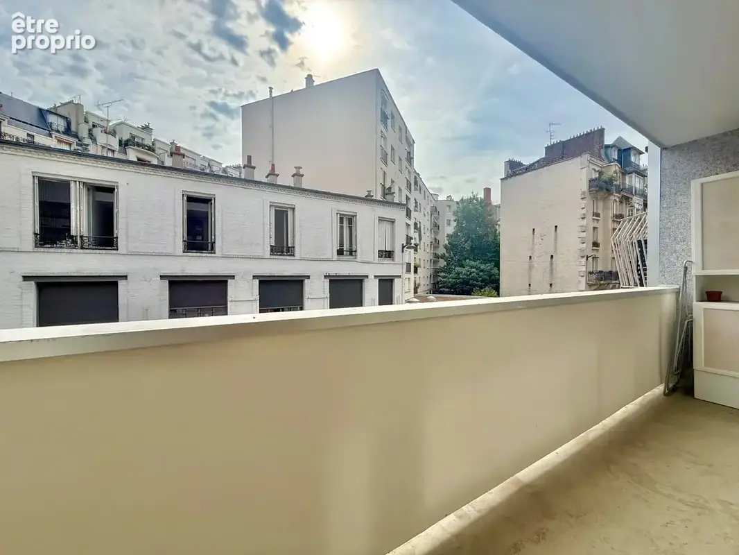 Paris 18e – Guy Môquet  Studio (balcon et cave) - photo 3