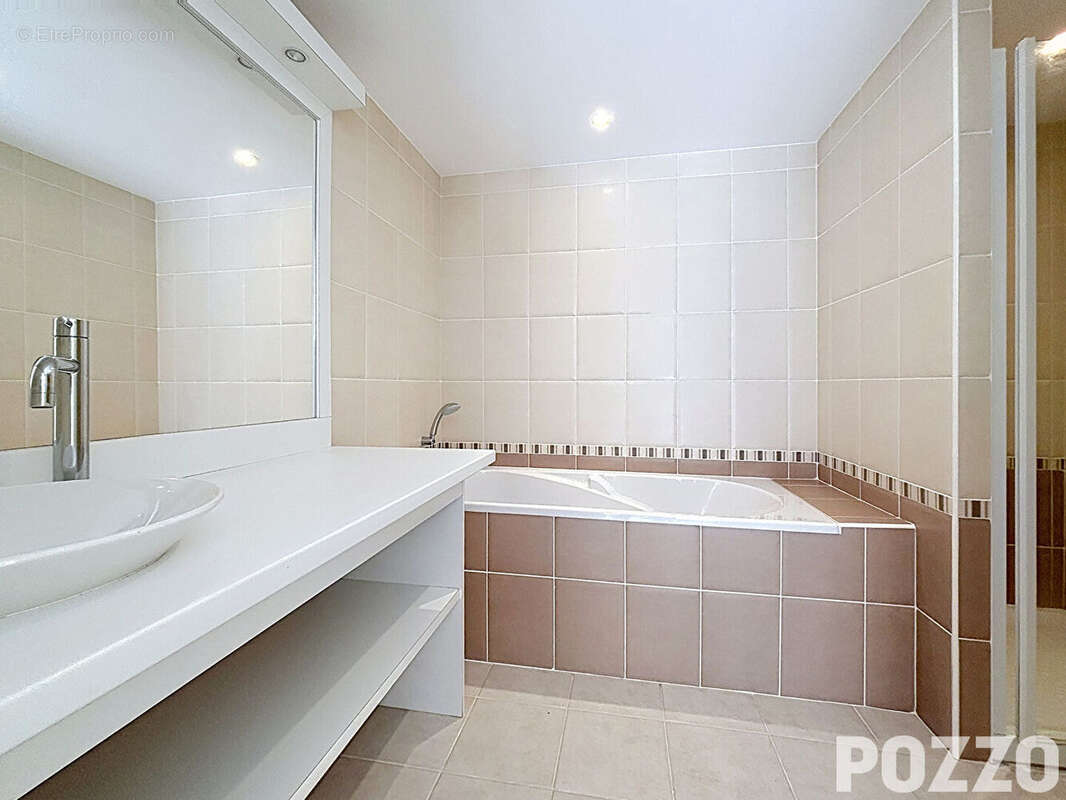 Agon Coutainville, jolie maison en excellent état à 250 mètres de la mer, vie de plain pied, terrasses, terrain 1300 m² - photo 13
